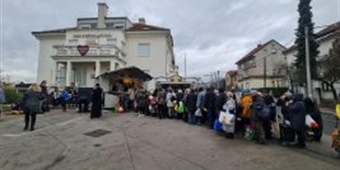Croazia: mons. Lingua (nunzio) in visita alla Casa di Sant’Antonio per salutare i poveri riuniti per il pranzo natalizio
